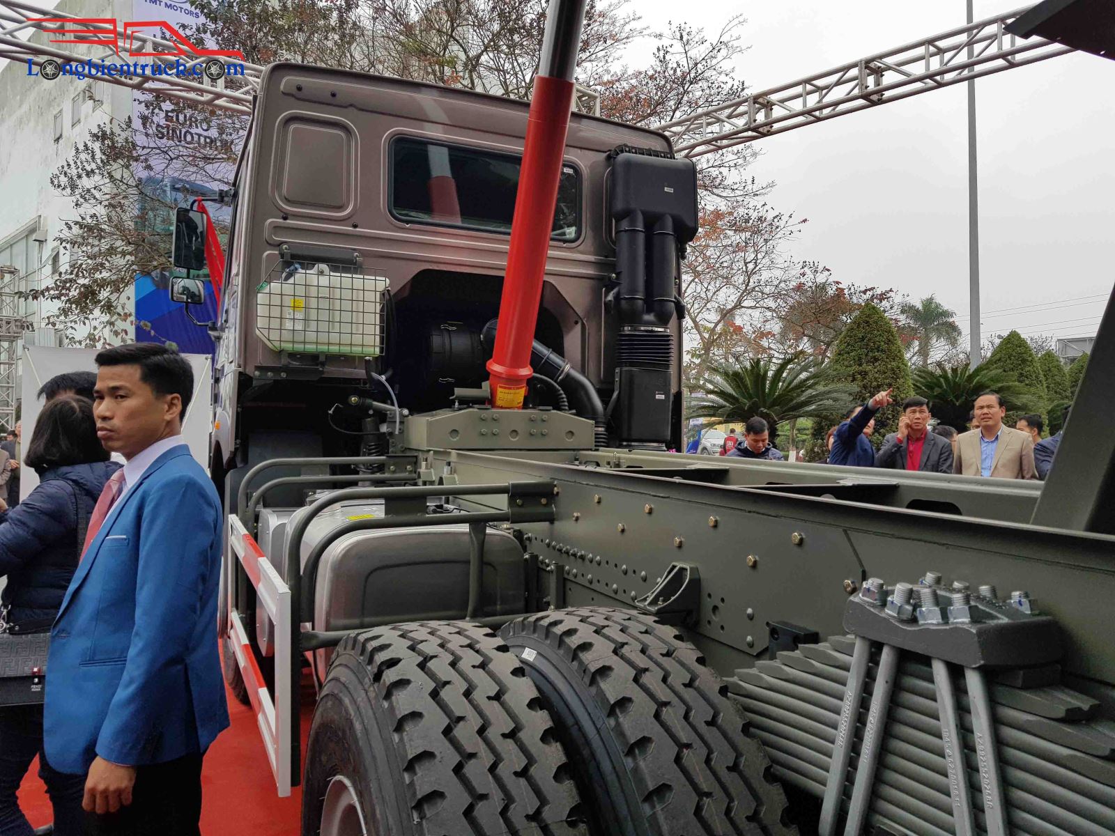 Bình nước phụ được bảo vệ bằng lồng