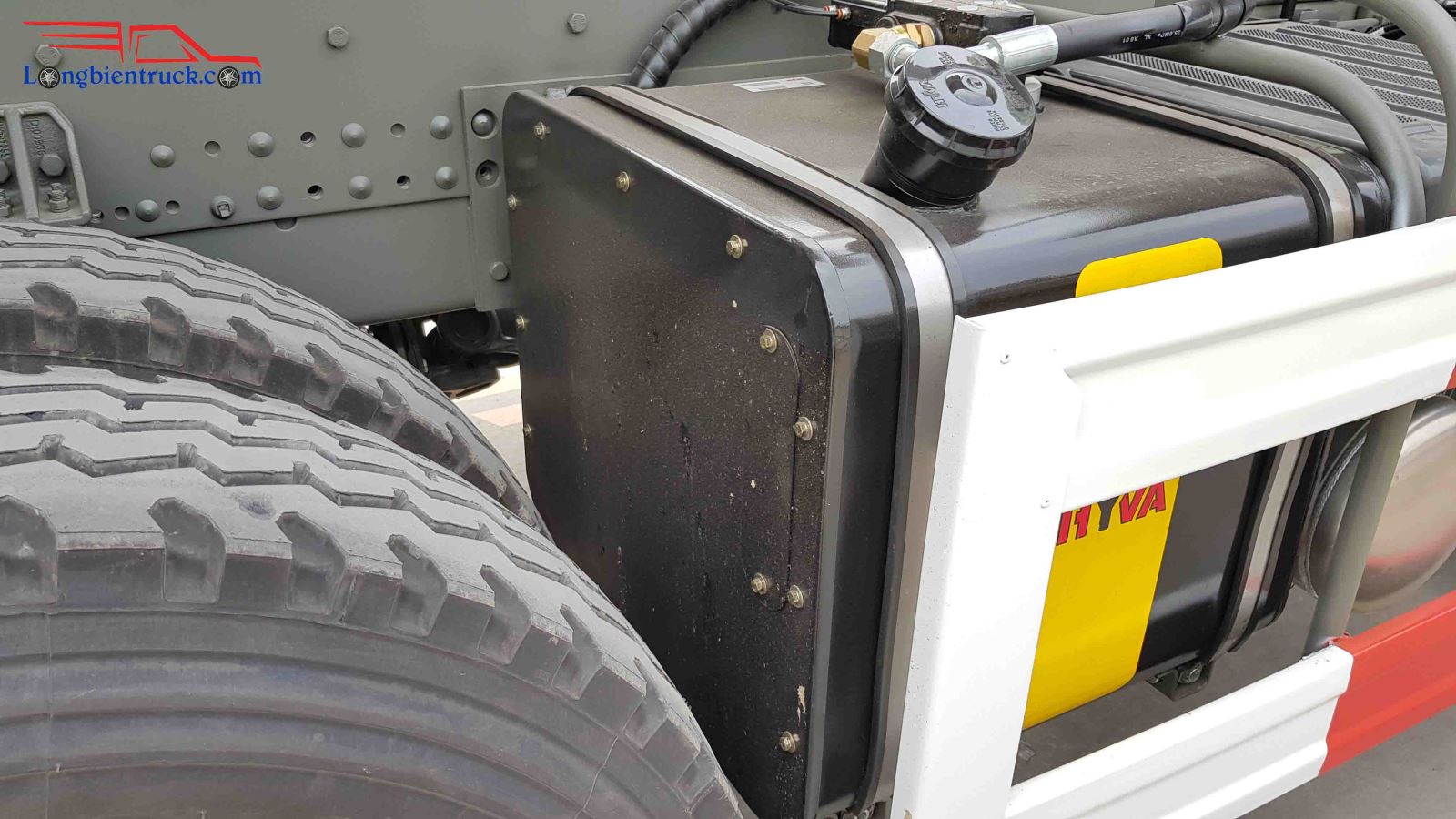 Cản sườn bảo vệ thùng nhiên liệu của xe