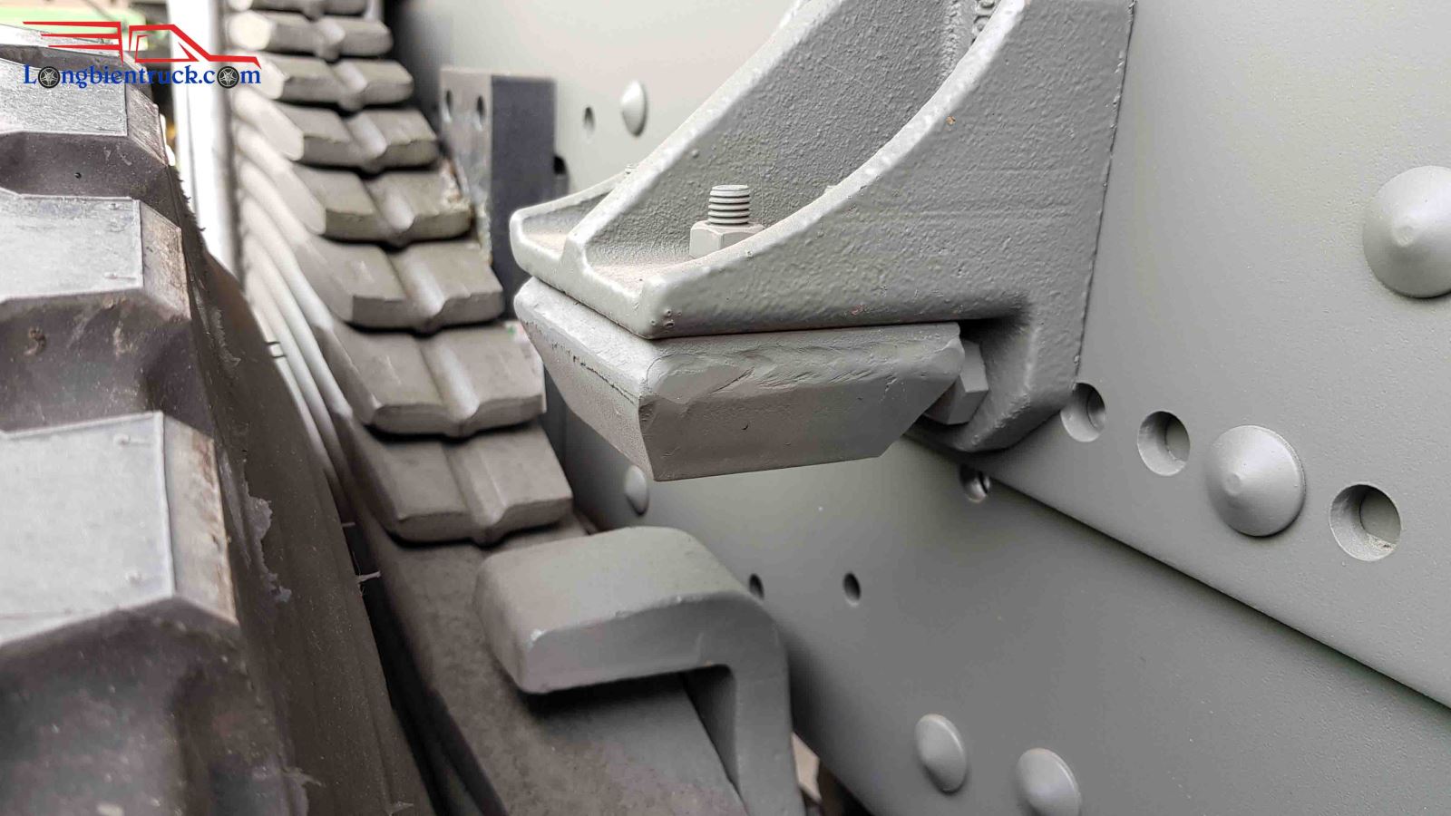 Mỏ nhíp có đệm giúp xe chịu tải khắc nghiệt hơn