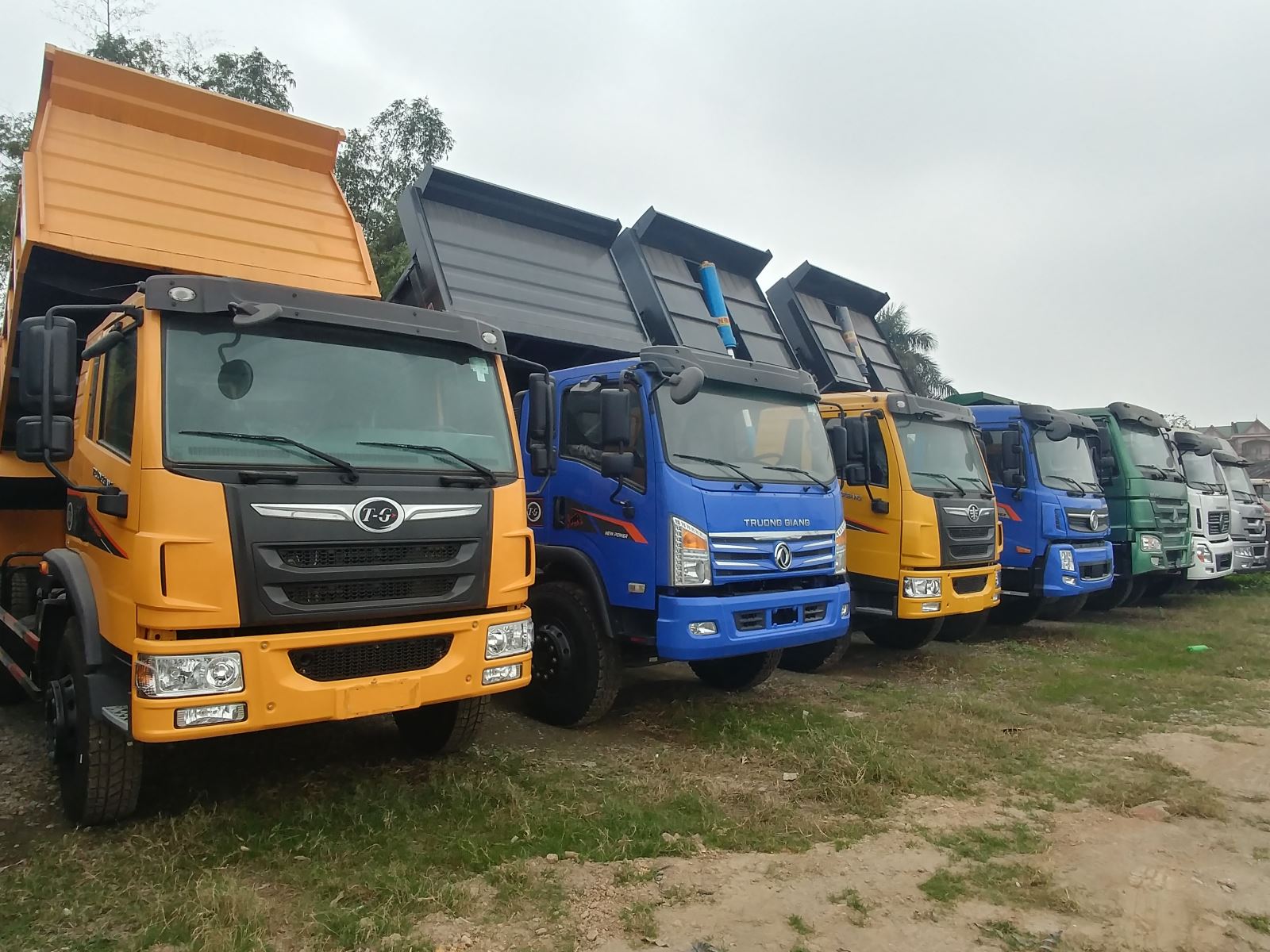 Một góc bãi xe của Longbientruck tại Xuân Canh - Đông Anh- Hà Nội