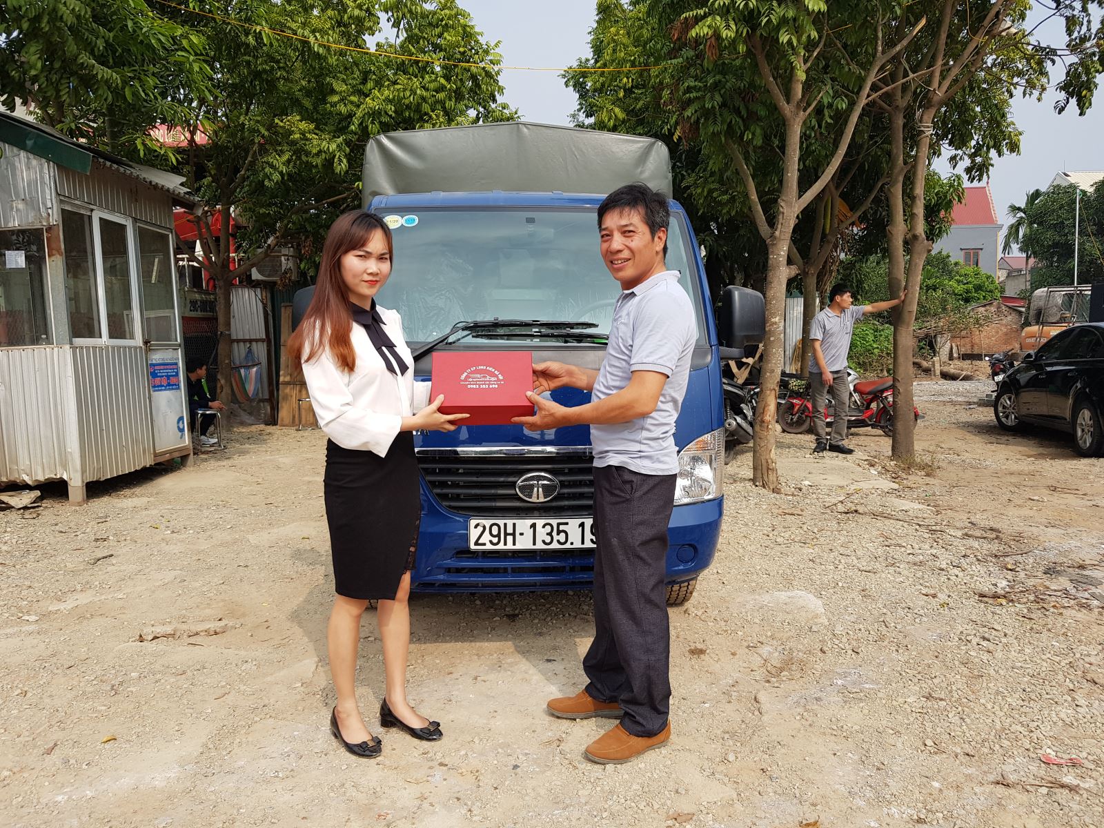 Longbientruck bàn giao rất nhiều mẫu xe tải mua xe theo hình thức trả góp Longbientruck bàn giao rất nhiều mẫu xe tải mua xe theo hình thức trả góp