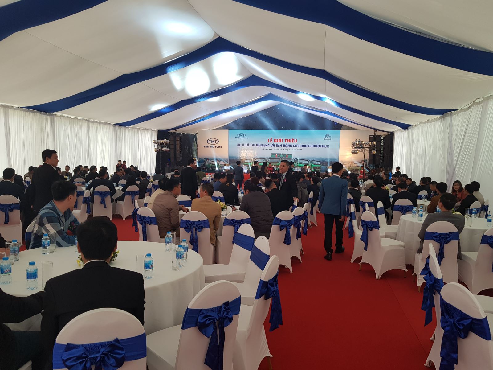 Hội trường tráng lệ tụ họp các anh tài bán xe tải nặng