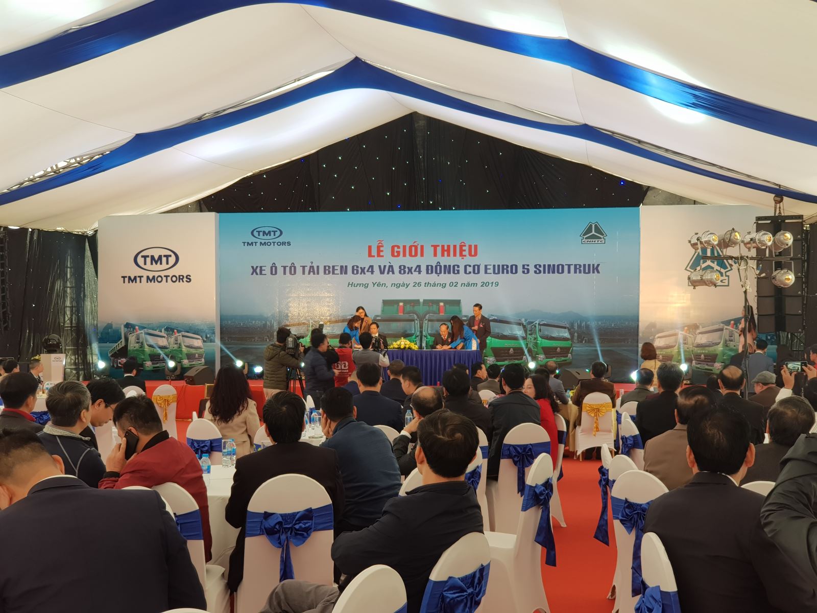 Lễ ký kết chính thức bắt đầu