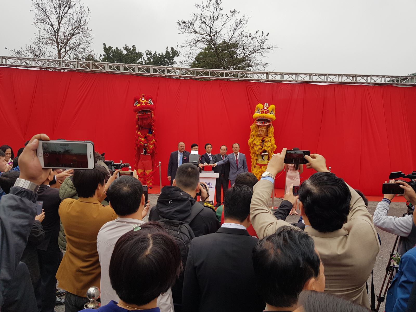 Cùng nhau kéo băng rôn để chào đón Howo 3 chân 6x4 và 4 chân 8x4