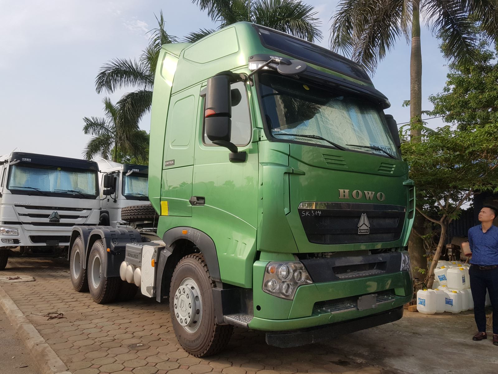 Xe tải thùng Howo Sinotruck 4 chân sẽ trang bị cabin A7 nóc cao với 2 giường nằm giống các mẫu đầu kéo