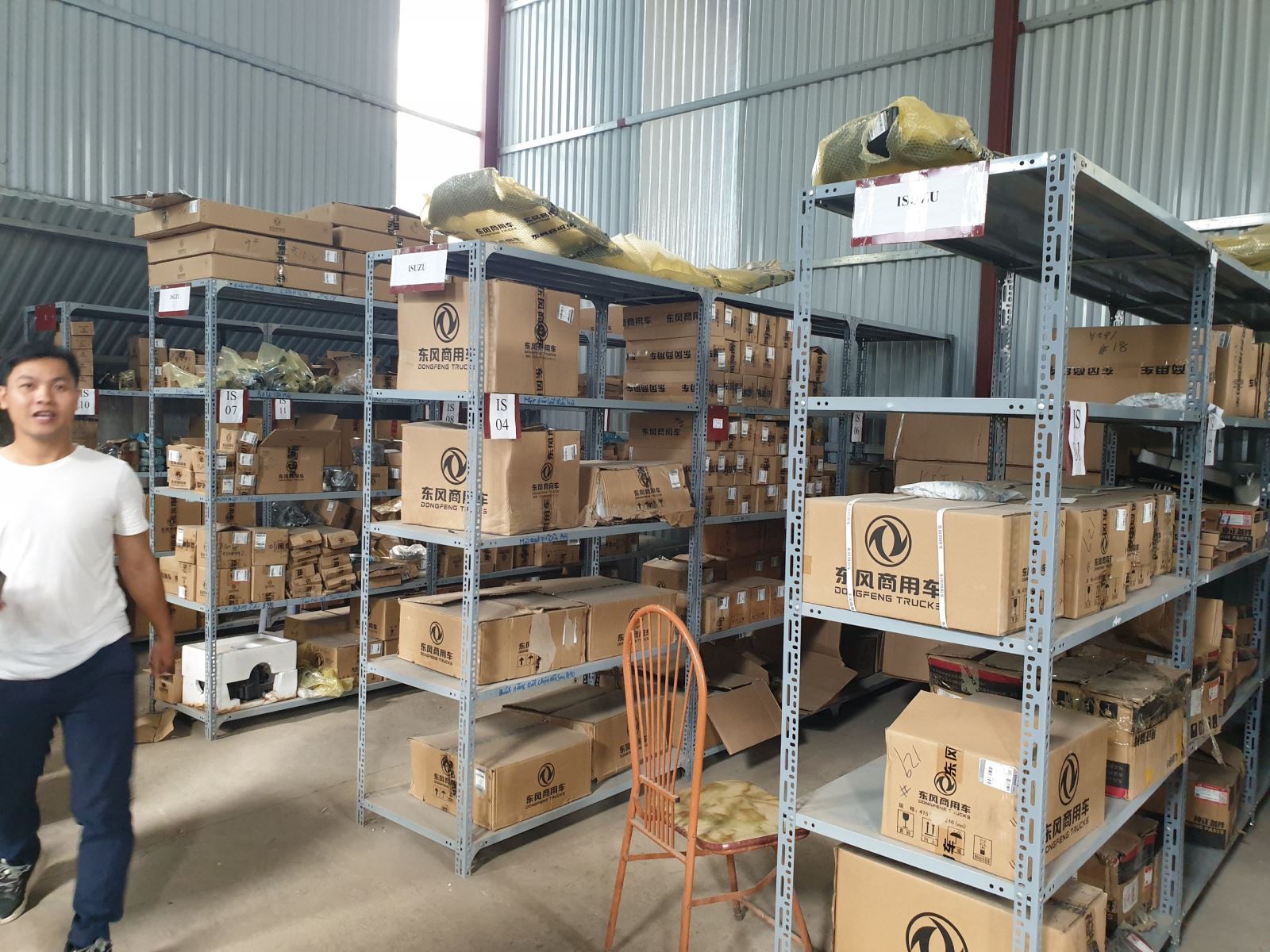 Kho phụ tùng chính hãng với logo in chìm phục vụ cho các dòng xe chuyên dùng