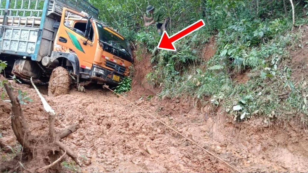 "Bí Kíp Vàng": 7 Bước Xử Lý Khi Xe Tải Mắc Lầy