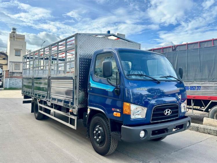 Kỹ thuật viên đang kiểm tra và bảo dưỡng định kỳ động cơ của một chiếc xe tải 8 tấn