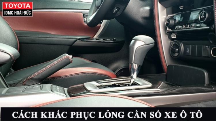 Kỹ thuật viên đang kiểm tra, bảo dưỡng hệ thống cần số xe Howo tại gara chuyên nghiệp