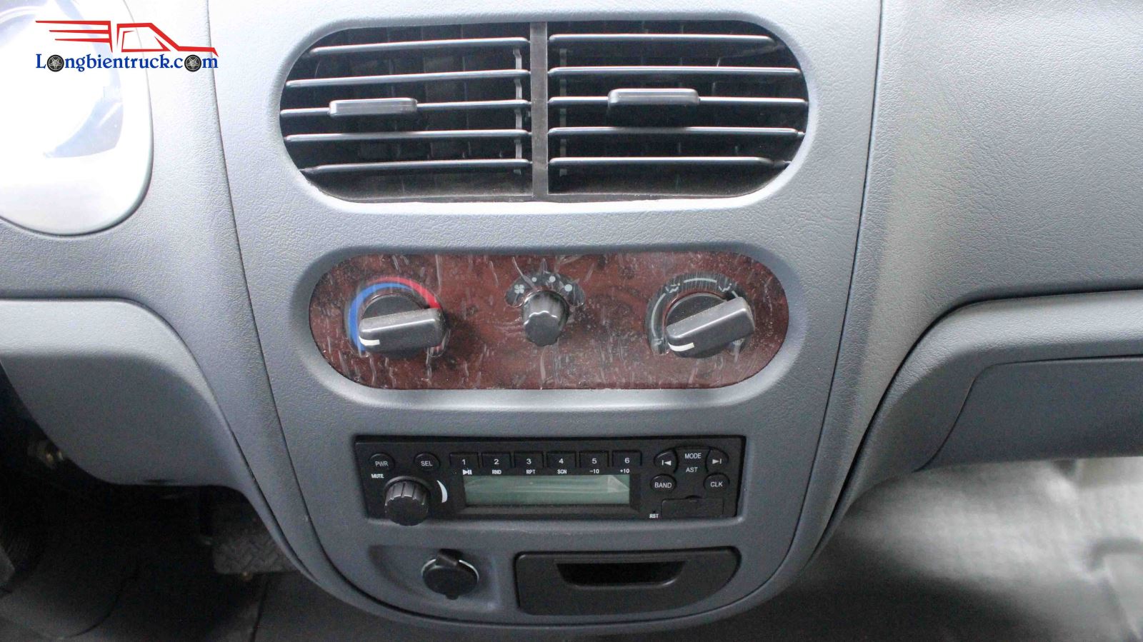 Bảng táp lô điều khiển trung tâm của xe Bảng táp lô điều khiển trung tâm của xe