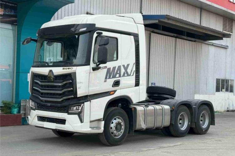 Nội thất và bảng điều khiển trung tâm của xe tải Howo hiện đại, hiển thị rõ vô lăng, cần số, và các đồng hồ đo.