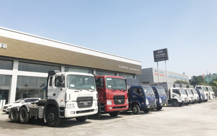 Các dòng xe tải hạng nặng phổ biến trên thị trường Việt Nam bao gồm xe đầu kéo, xe ben và xe tải thùng