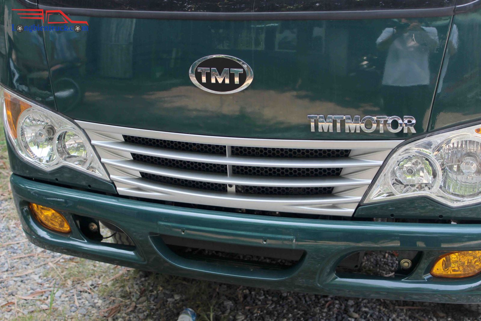 Chi tiết hơn về mặt trước của xe với mặt lạ ga lăng và hệ thống lấy gió Chi tiết hơn về mặt trước của xe với mặt lạ ga lăng và hệ thống lấy gió