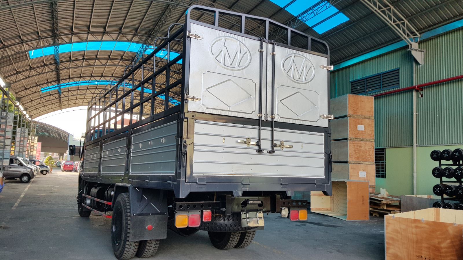 Cả 2 dòng xe đều trang bị thùng dài 6m7 dài nhất phân khúc