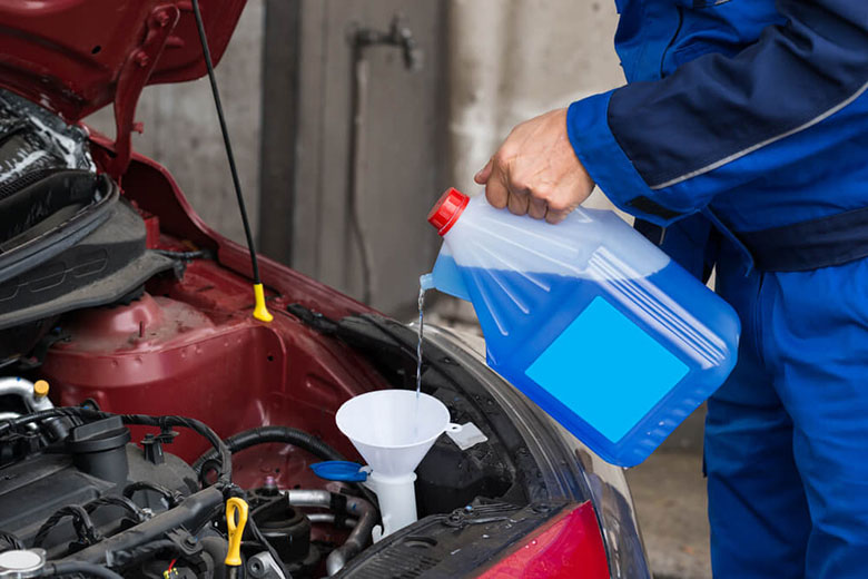 Nên sử dụng nước rửa kính chuyên dụng cho ô tô Nên sử dụng nước rửa kính chuyên dụng cho ô tô