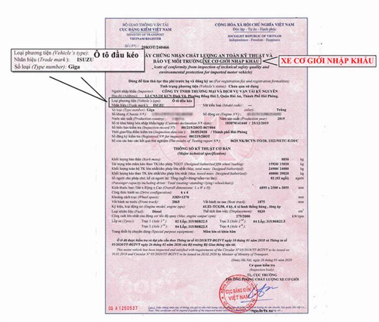 Hình ảnh cận cảnh đèn báo lỗi cá vàng đang sáng trên bảng taplo của một chiếc xe tải Howo hiện đại