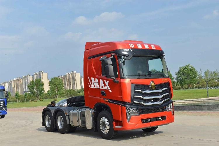 Khối động cơ Man MC11 công nghệ Đức của xe Howo A7, trông sạch sẽ và hiện đại hơn với các đường ống phức tạp