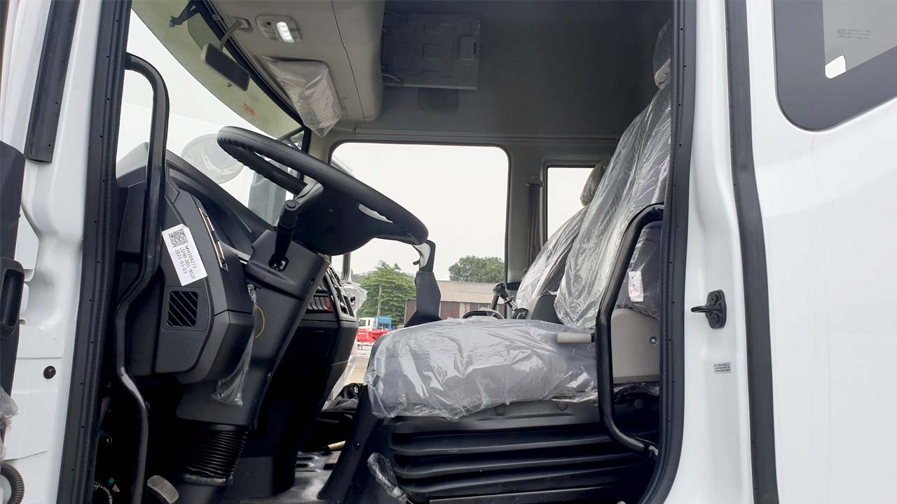 Ghế hơi của xe tải DongFeng 8 tấn nhập khẩu thùng dài 9m6 Ghế hơi của xe tải DongFeng 8 tấn nhập khẩu thùng dài 9m6