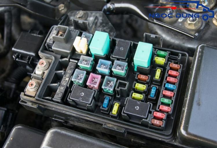 Giải thích chi tiết các ký hiệu phổ biến trên bảng cầu chì của xe đầu kéo Howo