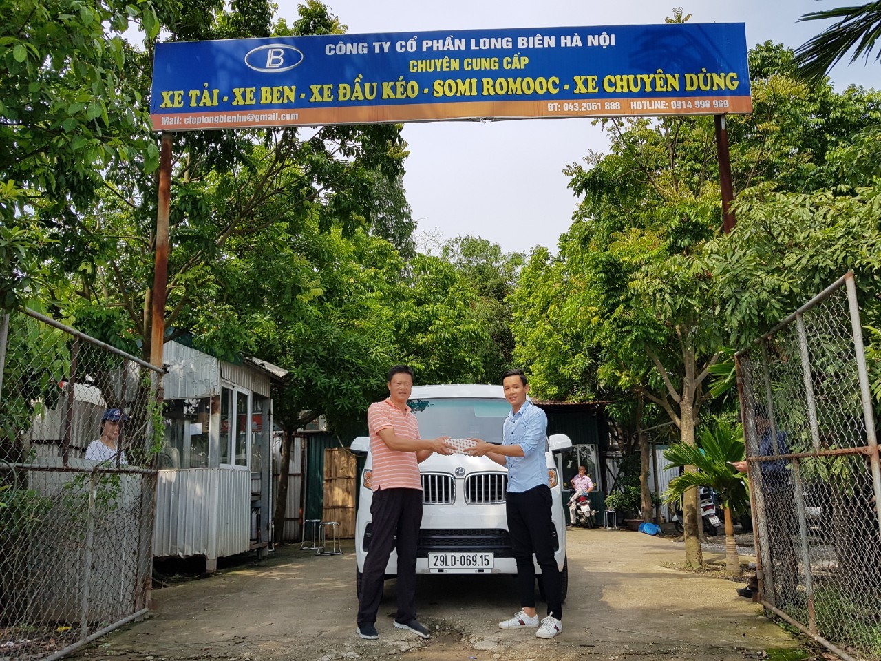 CTCP Long Biên Hà Nội bàn giao xe tải van Dongben cho khách hàng