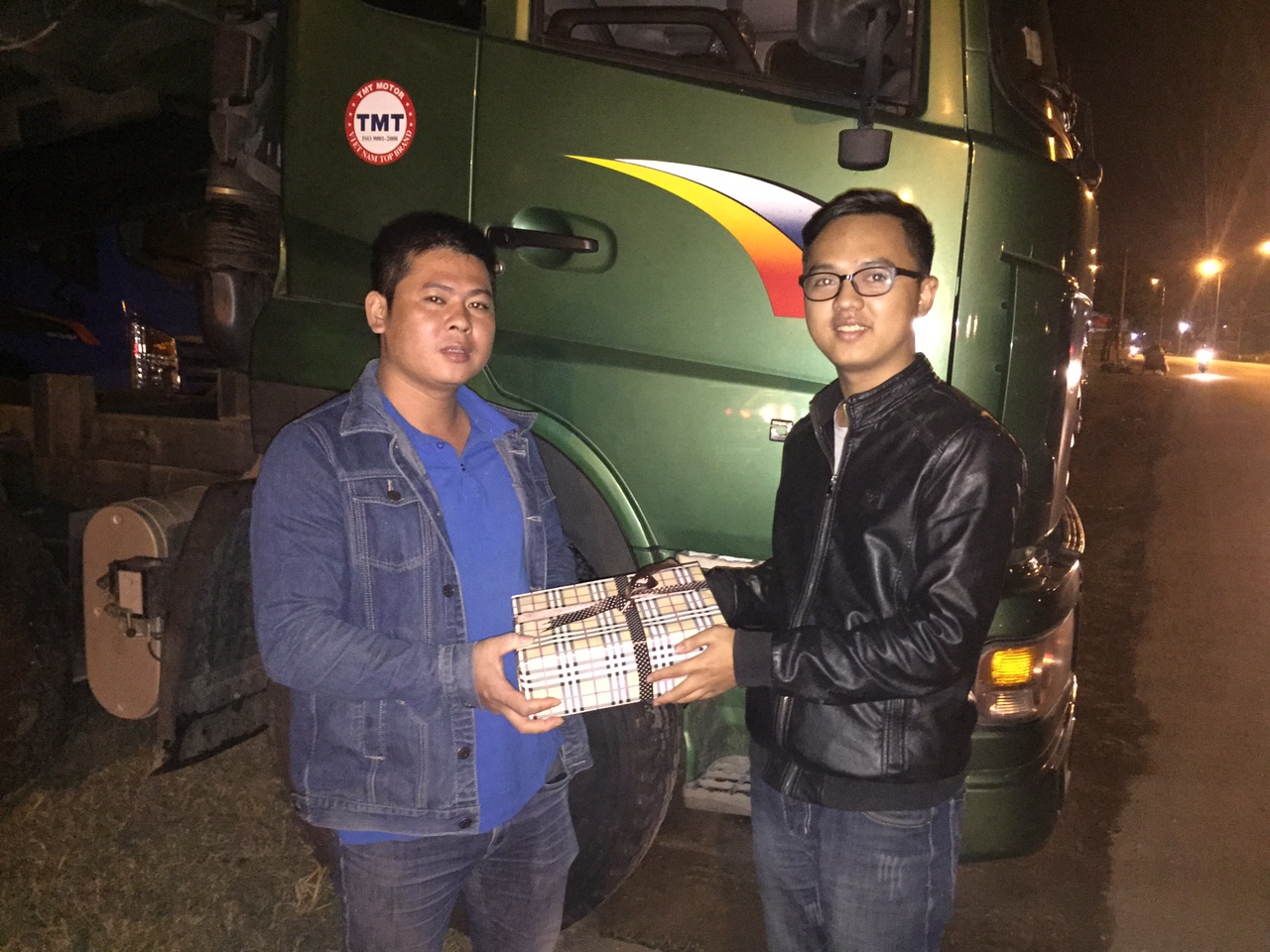 Khách hàng mua xe trả góp rất nhiều tại longbientruck Khách hàng mua xe trả góp rất nhiều tại longbientruck