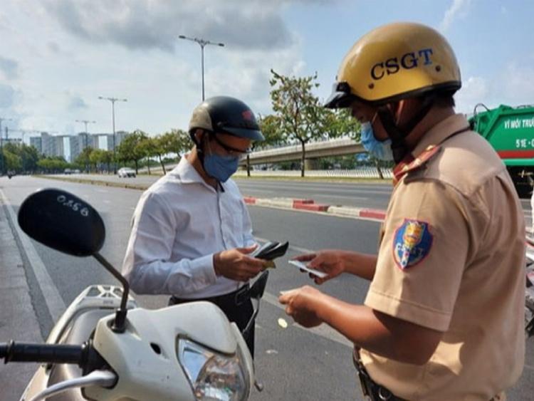 Các loại giấy tờ bắt buộc phải có theo xe tải như cà vẹt xe, sổ đăng kiểm và bảo hiểm trách nhiệm dân sự