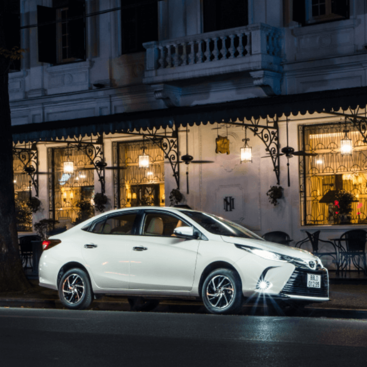 Hình ảnh một chiếc lốp xe đầu kéo bị nổ bên lề đường, thể hiện sự nguy hiểm của việc chở quá tải