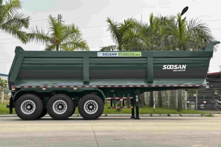 Hệ thống ben thủy lực HYVA của xe Howo 3 chân đang nâng thùng xe đúc chữ U để đổ vật liệu xây dựng.