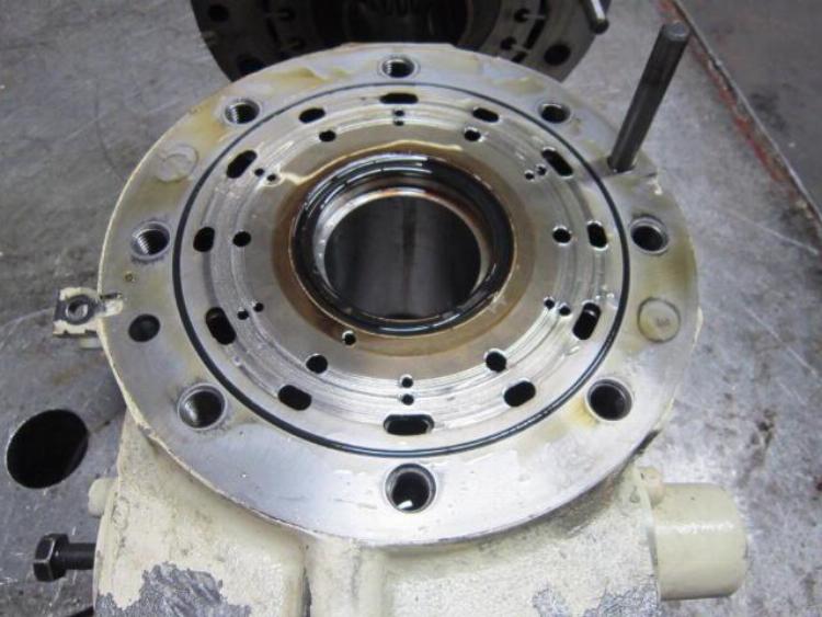 Cận cảnh bên trong động cơ xe tải bị lốc kê do thiếu nhớt, piston bị kẹt cứng và xước thành xi-lanh.