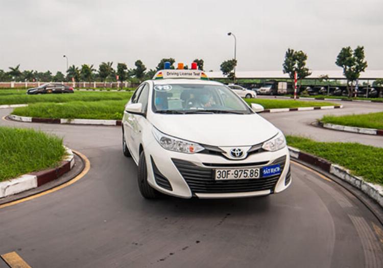 Học viên đang thực hành lái xe tải hạng C dưới sự hướng dẫn của giáo viên chuyên nghiệp