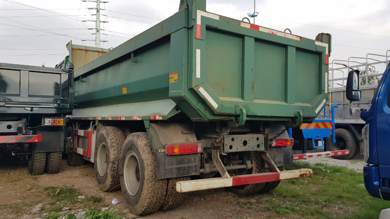 Howo 4 chân thùng u đúc