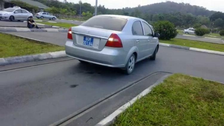 Sơ đồ minh họa các bước trong cách lùi xe tải vào chuồng đậu vuông góc một cách chính xác và an toàn