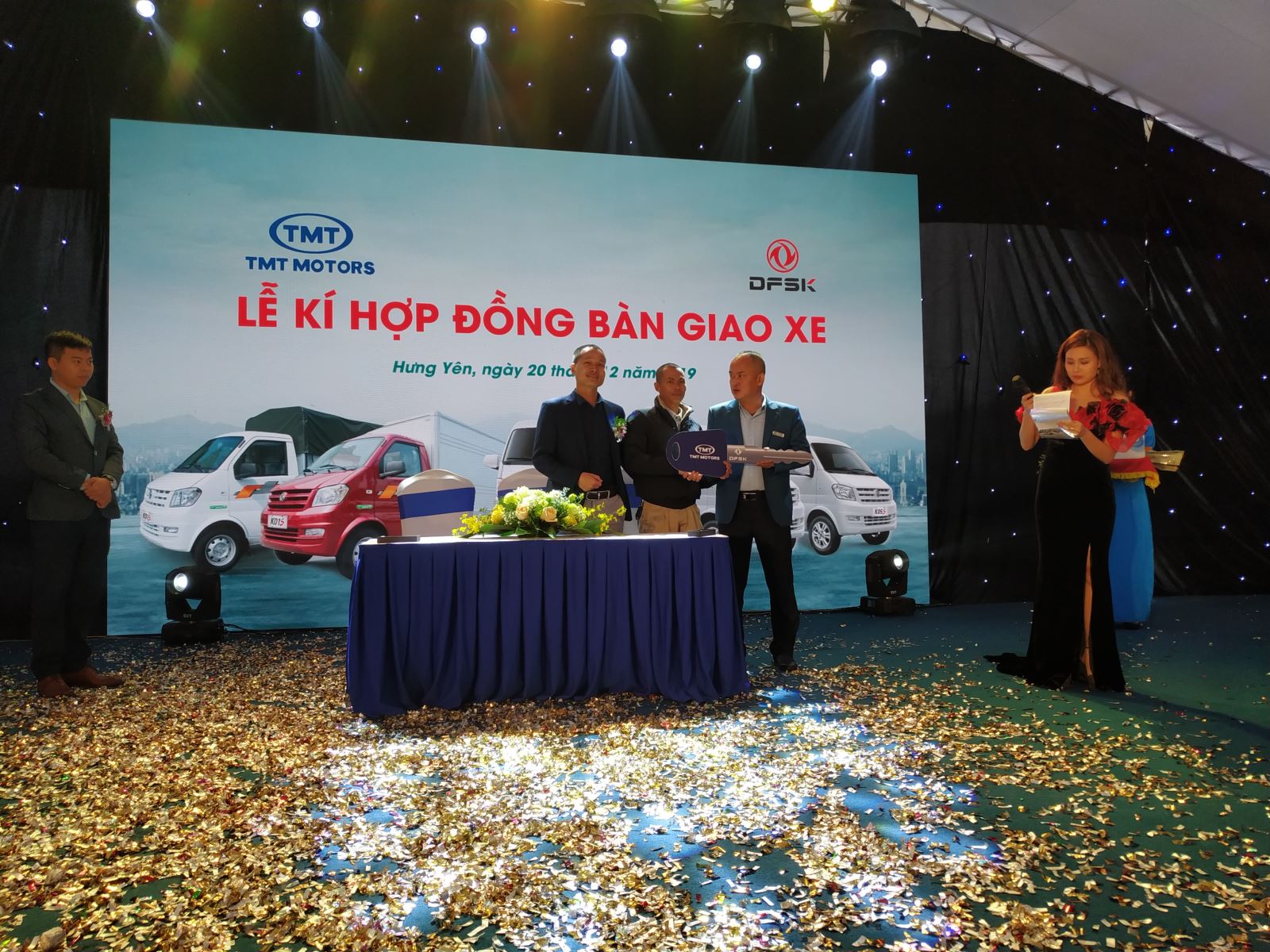 Những vị khách hàng đầu tiên may mắn được nhận quà khi sử dụng sản phẩm Những vị khách hàng đầu tiên may mắn được nhận quà khi sử dụng sản phẩm