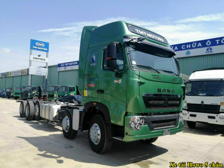 Cận cảnh khoang lái và bảng điều khiển trung tâm của xe Howo A7, với vô lăng gật gù và đồng hồ sắc nét.