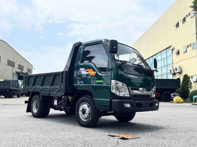 Cận cảnh khung gầm và hệ thống treo của xe tải chở đá Howo với các lớp nhíp dày và kết cấu thép chắc chắn