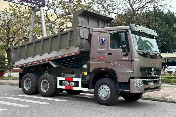 Lái Xe Howo Cần Bằng Gì? Giải Đáp Từ A-Z Cho Tài Mới