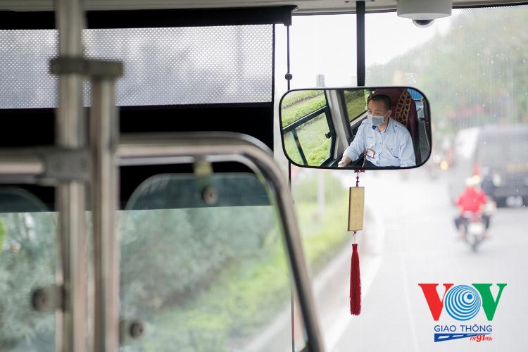 Hình ảnh lơ xe (phụ xe) đang ra tín hiệu hướng dẫn tài xế lùi xe tải vào khu vực bốc dỡ hàng hóa.