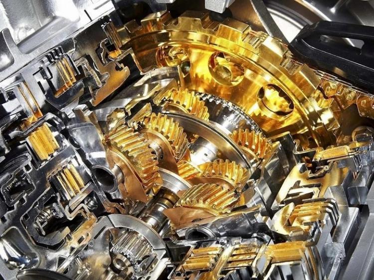 So sánh một lọc nhớt xe tải cũ bị tắc nghẽn đầy cặn bẩn và một lọc nhớt mới sạch sẽ, cần thay thế định kỳ.