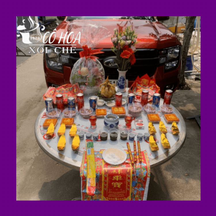 Mâm cúng xe ô tô đầy đủ lễ vật trang trọng gồm hoa quả, xôi, gà và vàng mã