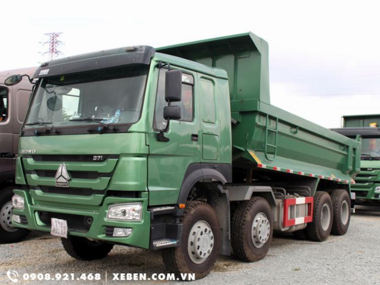 Không gian nội thất rộng rãi bên trong cabin HW76 của xe ben Howo 371 4 chân với ghế hơi và giường nằm tiện nghi