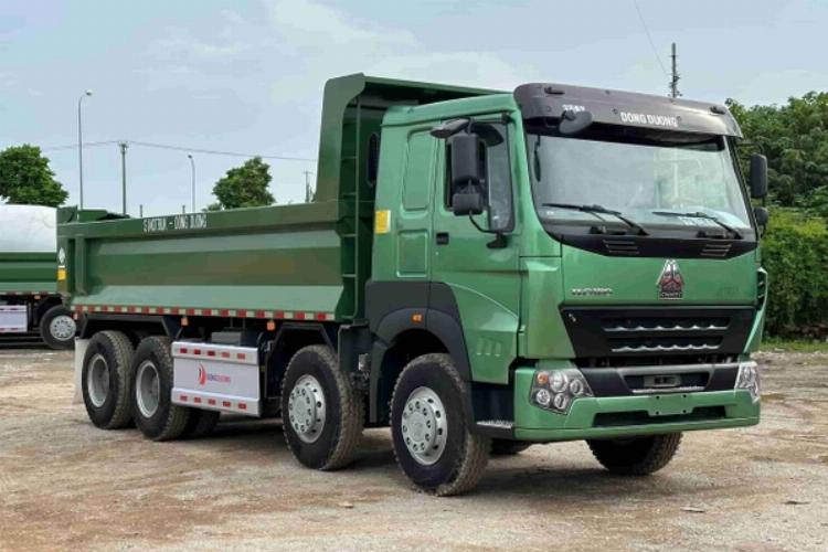 Nội thất cabin xe tải Howo 4 chân đời mới với thiết kế rộng rãi và tiện nghi cho tài xế