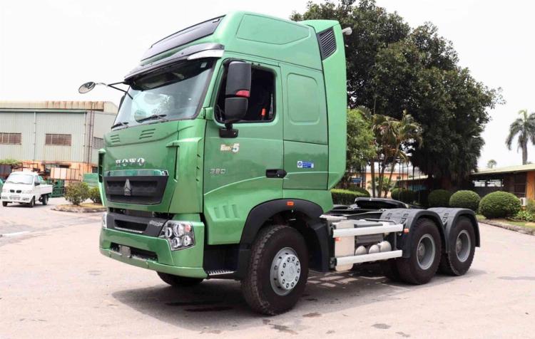 Nội thất cabin xe tải Howo A7 4 chân rộng rãi với giường nằm và ghế hơi tiện nghi