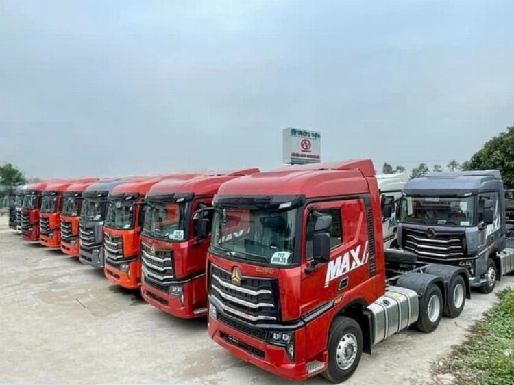 Nội thất xe Howo A7 được nâng cấp với ghế bọc da và màn hình Android hiện đại, tăng thêm sự sang trọng.