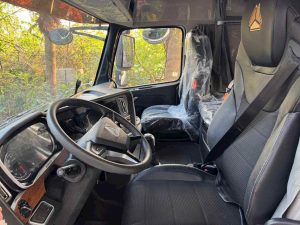 Khám Phá Nội Thất Xe Howo A7: Ngôi Nhà Di Động Của Bác Tài