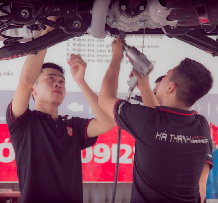 Kỹ thuật viên đang tiến hành sửa chữa, làm lại hơi cho động cơ xe tải bị đổ hơi tại gara chuyên nghiệp.