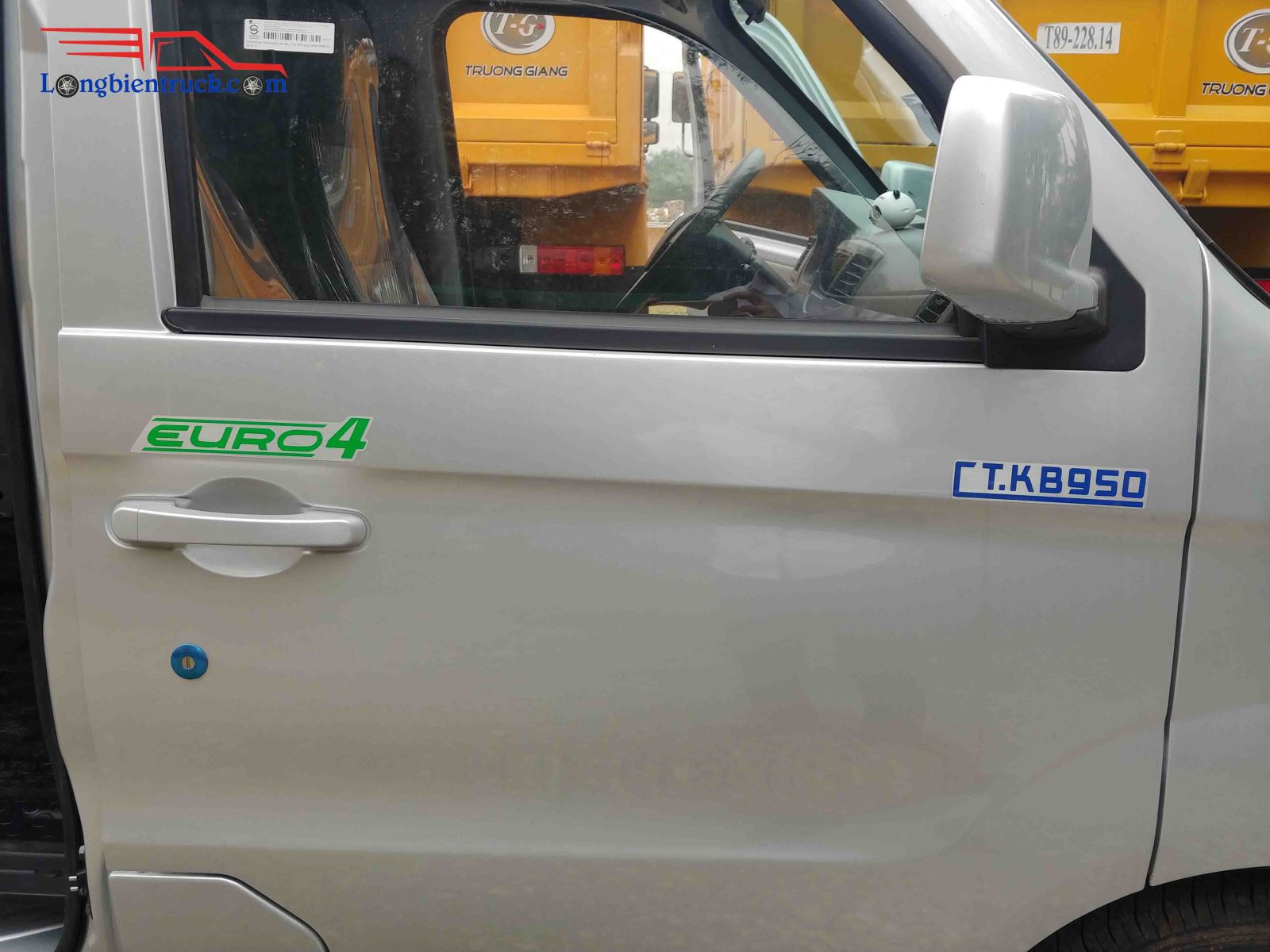 Tiêu chuẩn khí thải Euro 4 được dán ở sườn xe Tiêu chuẩn khí thải Euro 4 được dán ở sườn xe