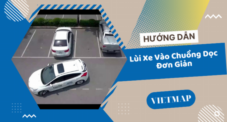 Hình ảnh tài xế tập trung quan sát gương chiếu hậu để thực hiện cách lùi xe tải vào chuồng an toàn