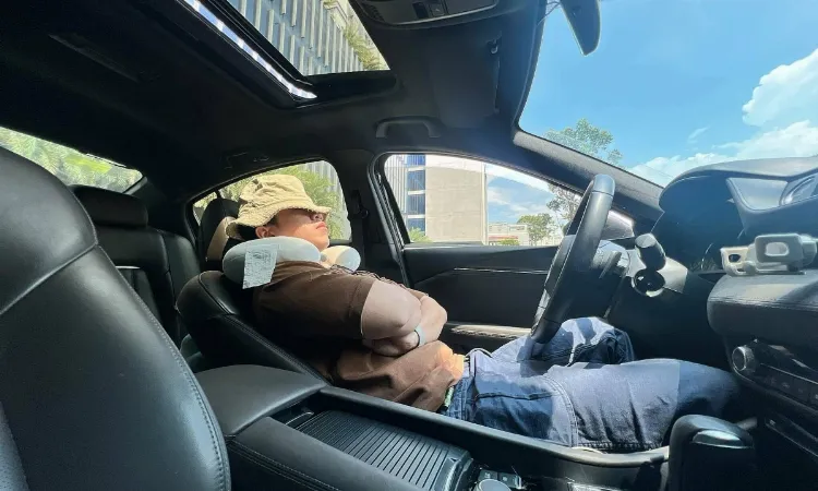 Hình ảnh tài xế xe tải tập trung cao độ, một cách chống buồn ngủ khi lái xe tải đường dài hiệu quả