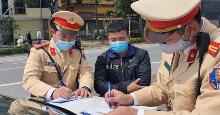 Cận cảnh tem đăng kiểm và giấy chứng nhận được dán trên kính chắn gió xe ô tô, một minh chứng cho việc tuân thủ quy định