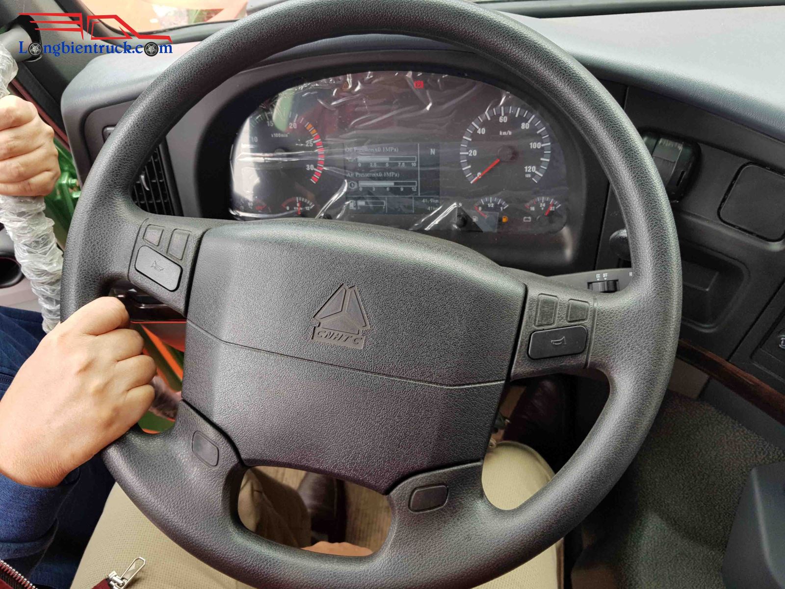 Vô lăng và táp lô hiển thị thông tin bằng màn hình LCD cỡ lớn